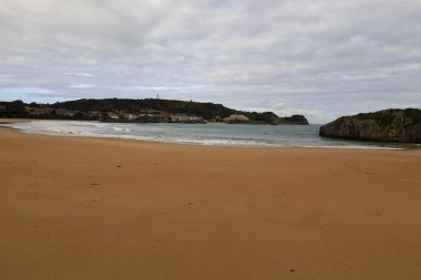 Cantabria Özerk Topluluğu 'nun doğu kesimindeki Res plajı Laredo' ya bakın. 