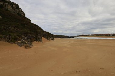Cantabria Özerk Topluluğu 'nun doğu kesimindeki Res plajı Laredo' ya bakın. 