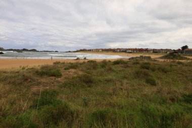 Cantabria Özerk Topluluğu 'nun doğu kesimindeki Res plajı Laredo' ya bakın. 