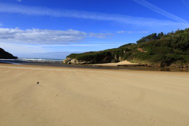 İspanya 'nın Cantabria eyaletindeki Galizano plajına bakın.