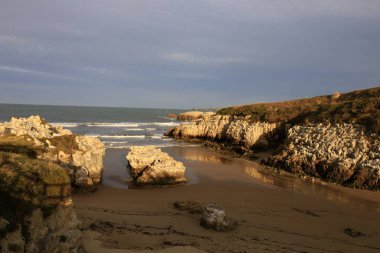 İspanya 'nın Cantabria özerk bölgesinde bulunan Virgen Del Mar plajı