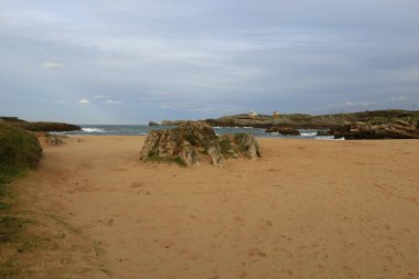 İspanya 'nın Cantabria özerk bölgesinde bulunan Virgen Del Mar plajı