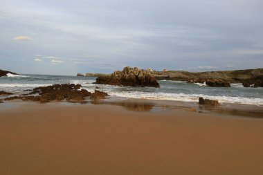 İspanya 'nın Cantabria özerk bölgesinde bulunan Virgen Del Mar plajı