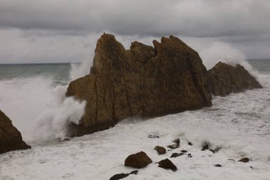 İspanya, Cantabria özerk bölgesindeki Arnia plajına bakın.