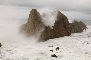 İspanya, Cantabria özerk bölgesindeki Arnia plajına bakın.