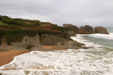 İspanya, Cantabria özerk bölgesindeki Arnia plajına bakın.