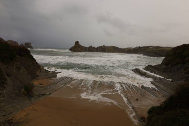 İspanya, Cantabria özerk bölgesindeki Arnia plajına bakın.
