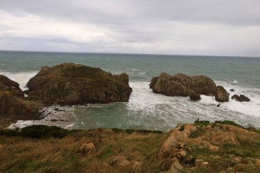İspanya, Cantabria özerk bölgesindeki Arnia plajına bakın.
