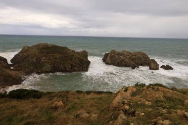 İspanya, Cantabria özerk bölgesindeki Somocuevas plajına bakın.