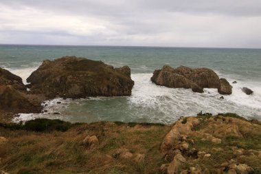 İspanya, Cantabria özerk bölgesindeki Somocuevas plajına bakın.