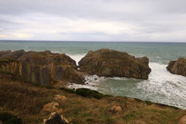 İspanya, Cantabria özerk bölgesindeki Somocuevas plajına bakın.