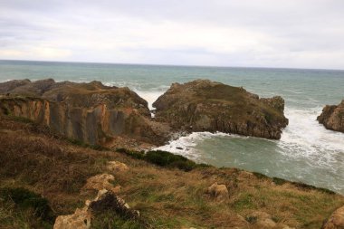 İspanya, Cantabria özerk bölgesindeki Somocuevas plajına bakın.