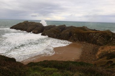 İspanya, Cantabria özerk bölgesindeki Somocuevas plajına bakın.