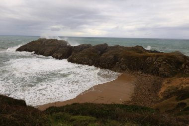 İspanya, Cantabria özerk bölgesindeki Somocuevas plajına bakın.