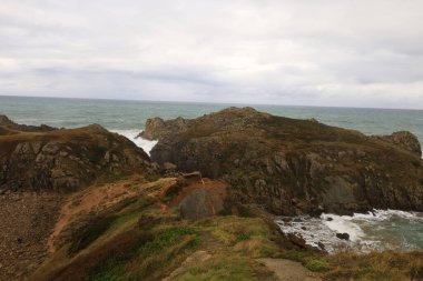 İspanya, Cantabria özerk bölgesindeki Somocuevas plajına bakın.