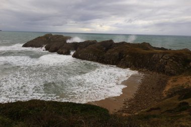 İspanya, Cantabria özerk bölgesindeki Somocuevas plajına bakın.