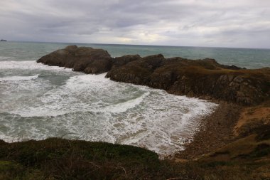 İspanya, Cantabria özerk bölgesindeki Somocuevas plajına bakın.