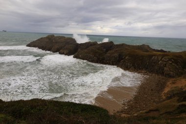 İspanya, Cantabria özerk bölgesindeki Somocuevas plajına bakın.