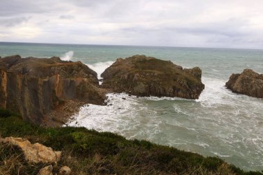 İspanya, Cantabria özerk bölgesindeki Somocuevas plajına bakın.