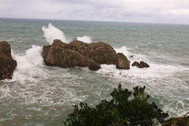 İspanya, Cantabria özerk bölgesindeki Somocuevas plajına bakın.