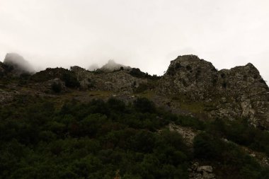 Picos de Europa Ulusal Parkı 'ndaki bir dağın manzarası, İspanya' nın kuzeyinde, Picos de Europa dağlık kesiminde bir ulusal parktır.
