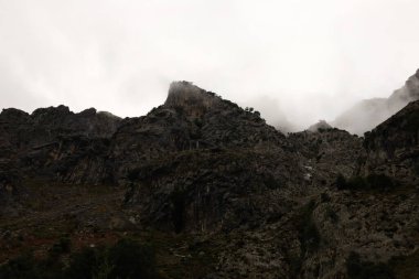 Picos de Europa Ulusal Parkı 'ndaki bir dağın manzarası, İspanya' nın kuzeyinde, Picos de Europa dağlık kesiminde bir ulusal parktır.