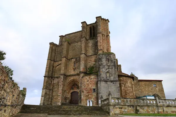 Castro Urdiales, İspanya 'nın kuzeyindeki Biscay Körfezi' nde bulunan Cantabria özerk bölgesinde bulunan bir liman.