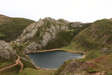 Somiedo Doğal Parkı, İspanya 'nın kuzeyindeki Asturias Prensliği' nde Cantabrian Dağları 'nın orta kesiminde korunan bir alandır.