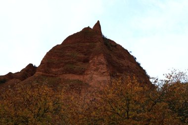 Las Medulas, Kastilya ve Leon Özerk Topluluğu 'nun Ponferrada kasabası yakınlarında bulunan tarihi bir altın madenidir.