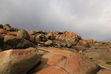 Los Acantilados de papel, İspanya 'nın Pontevedra eyaletinde yer alan olağanüstü güzellikteki granit kaya oluşumlarıdır.