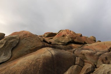 Los Acantilados de papel, İspanya 'nın Pontevedra eyaletinde yer alan olağanüstü güzellikteki granit kaya oluşumlarıdır.