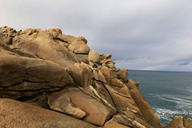 Los Acantilados de papel, İspanya 'nın Pontevedra eyaletinde yer alan olağanüstü güzellikteki granit kaya oluşumlarıdır.