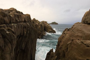 Los Acantilados de papel, İspanya 'nın Pontevedra eyaletinde yer alan olağanüstü güzellikteki granit kaya oluşumlarıdır.