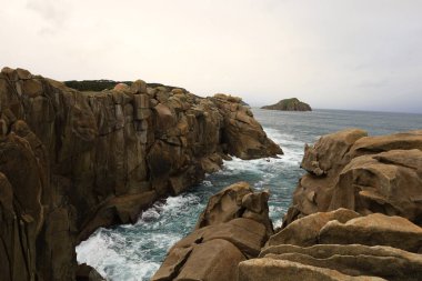 Los Acantilados de papel, İspanya 'nın Pontevedra eyaletinde yer alan olağanüstü güzellikteki granit kaya oluşumlarıdır.
