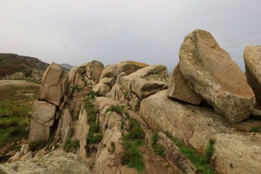 Los Acantilados de papel, İspanya 'nın Pontevedra eyaletinde yer alan olağanüstü güzellikteki granit kaya oluşumlarıdır.