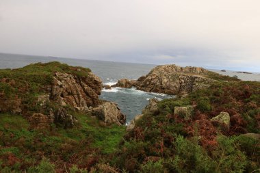 Los Acantilados de papel, İspanya 'nın Pontevedra eyaletinde yer alan olağanüstü güzellikteki granit kaya oluşumlarıdır.