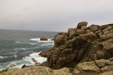 Los Acantilados de papel, İspanya 'nın Pontevedra eyaletinde yer alan olağanüstü güzellikteki granit kaya oluşumlarıdır.