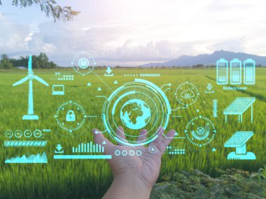 Eller doğaya hologram görüntülerle bakıyor. Saf enerji, yenilenebilir enerji, rüzgar türbinleri, güneş pilleri, çevreyi korumak için yenilenebilir enerjinin kullanımını temsil ediyor..