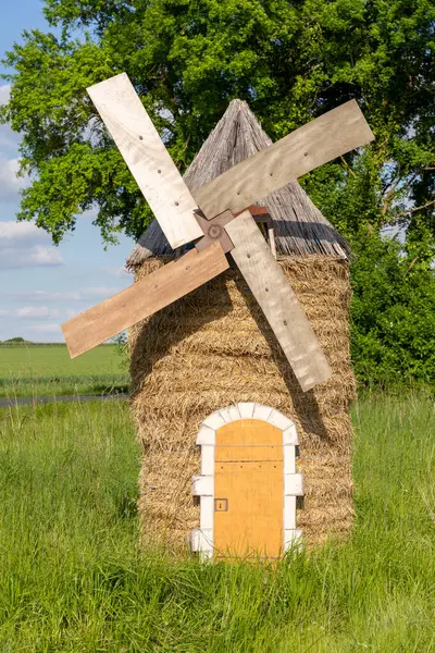 Lükslü Kırsal Ayarlarda El Yapımı Yel Değirmeni