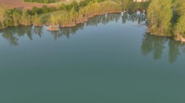 Sunset 'teki Sakin Göl' ün Serene Aerial Manzarası