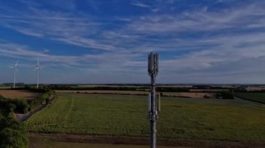 İHA Sunset 'te yel değirmenleriyle birlikte 4G kulesinin yörüngesinde dönüyor.