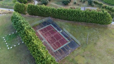 Terk Edilmiş Tenis Sahası Çevrelenmiş Kırsal Bölge Yeşillikleriyle