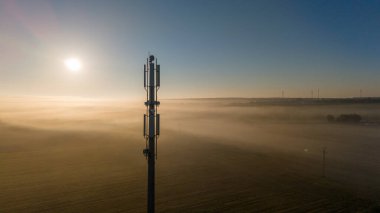 Rüzgâr Türbinli Puslu Kırsal Gün Doğumu 5G Kulesi