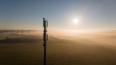 5G Kulesi Puslu Gün Doğumu Geniş Kırsal Arazi Üzerine