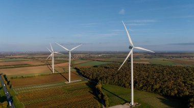 Rüzgar türbinleri tarım arazisi üzerinde temiz enerji üretiyor