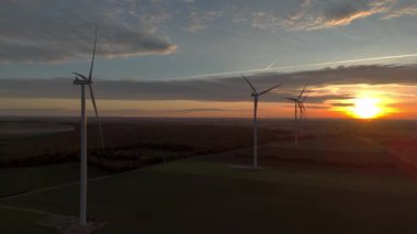 Manzara Kırsalında Günbatımında Dönen Rüzgar Türbinleri
