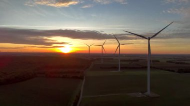 Manzara Kırsalında Günbatımında Dönen Rüzgar Türbinleri