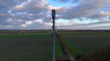 Farmland 5G Kulesi 'nde Dolly Zoom Efekti ile Drone Videosu