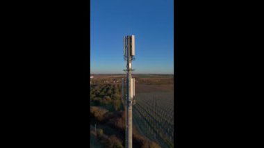 Kırsal Manzaradaki 5G Kulesinin Dikey Dolly Zoom 'u