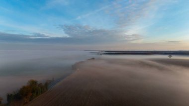 Yuvarlanan Sabah Sisi Arazilerin Üzerinde Hava Görüntüsü